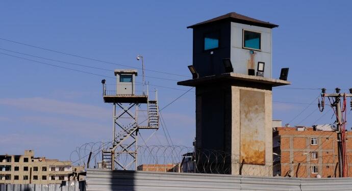 Tutsak kardeşler hak ihlallerine maruz kalıyor