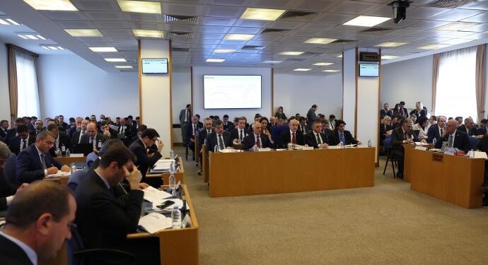 Tartışılan dev bütçe komisyonda kabul edildi