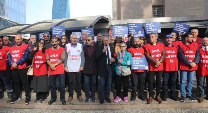 İzmir Emek ve Demokrasi Güçleri, adliye önünde ‘adalet nöbeti’ tuttu