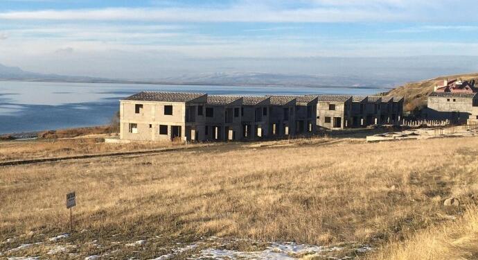 Wan Gölü kıyısı imara aykırı binaların işgali altında