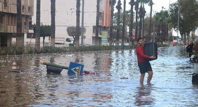 İskenderun’da yağışlardan kaynaklı birçok ve ve işyeri zarar gördü