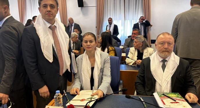 HEDEP vekillerinden bütçe görüşmelerinde beyaz tülbent ve karanfilli protesto