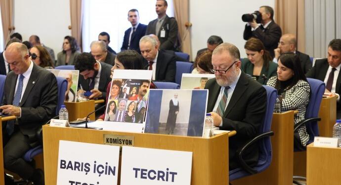 HEDEP’li vekillerden bütçe görüşmelerinde tecrit protestosu