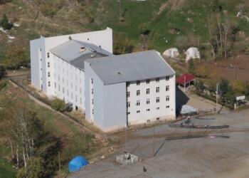 Yenisi yapılmayan devlet hastanesi okula taşındı!