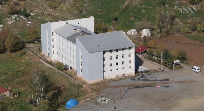 Yenisi yapılmayan devlet hastanesi okula taşındı!