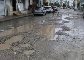 Kayyumun onarmadığı yol çukurlarını doldurmak esnafa düştü