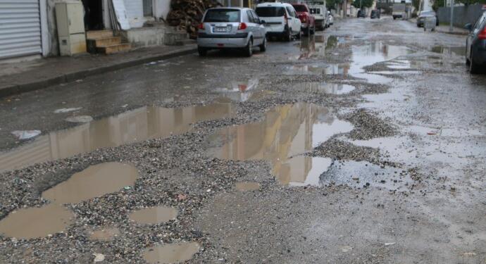 Kayyumun onarmadığı yol çukurlarını doldurmak esnafa düştü