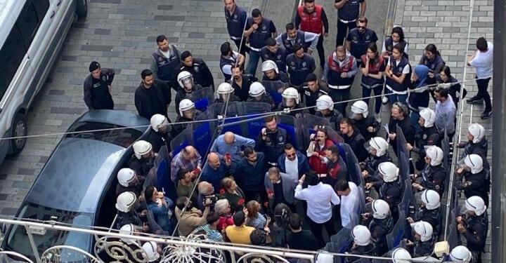 Cumartesi Anneleri Galatasaray Meydanı’na karanfil bıraktı