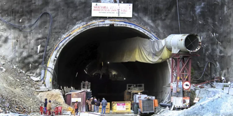 Hindistan’da tünelde mahsur kalan işçiler 9 gündür kurtarılmayı bekliyor