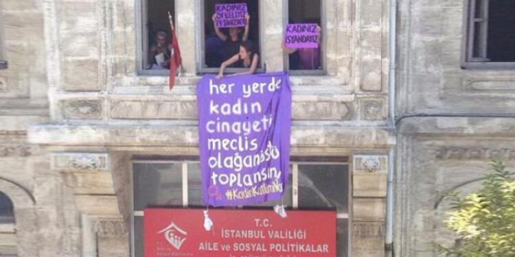 7 kadına pankart asmaktan hapis cezası