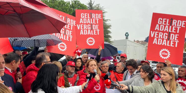 DİSK üyeleri ‘Gelirde Adalet, Vergide Adalet’ demek için Ankara’ya yürüyor