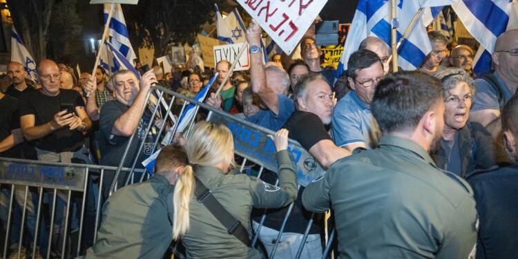 İsrail’deki protesto eylemine polis saldırdı: Halkın 76’sı ‘Netanyahu istifa’ diyor