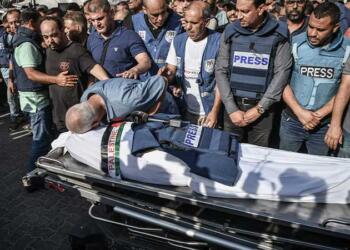 8press: Öldürülen gazetecilerden Muhammed Ebu Hatab mikrofonu ve çelik yeleğiyle uğurlandı