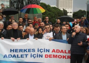 İzmir’de ‘Demokrasi Yürüyüşü’: Karanlığa teslim olmayacağız