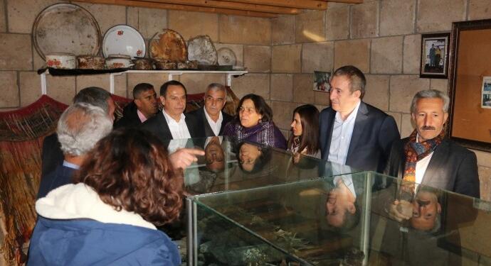 Bakırhan, Vartînis’te yakılan evi ziyaret etti