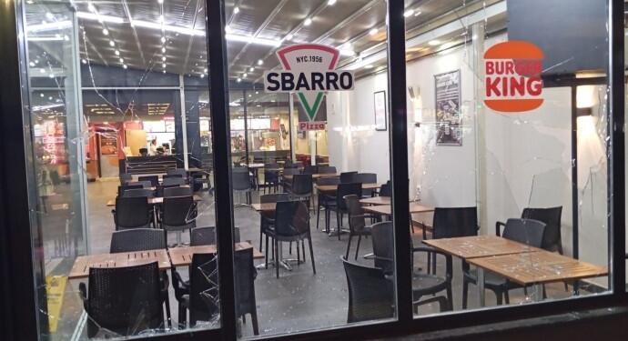 Wan’da İsrail’i protesto için Burger King şubesine saldırdılar