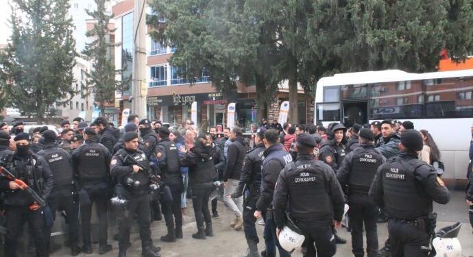 İzmir’de gözaltına alınan 16 kişi serbest bırakıldı