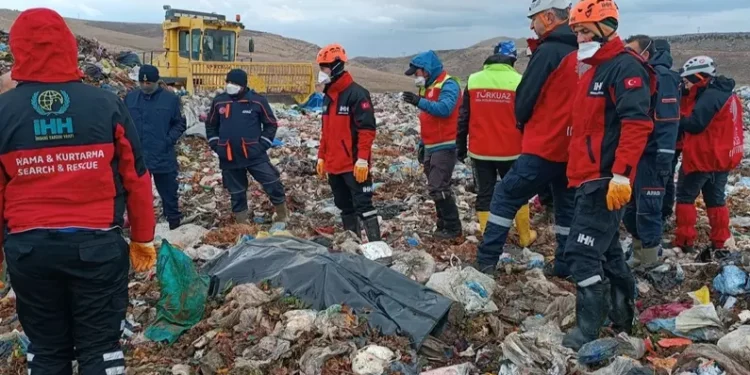 Çöp yığınının altında kalan belediye işçisinin cansız bedenine ulaşıldı