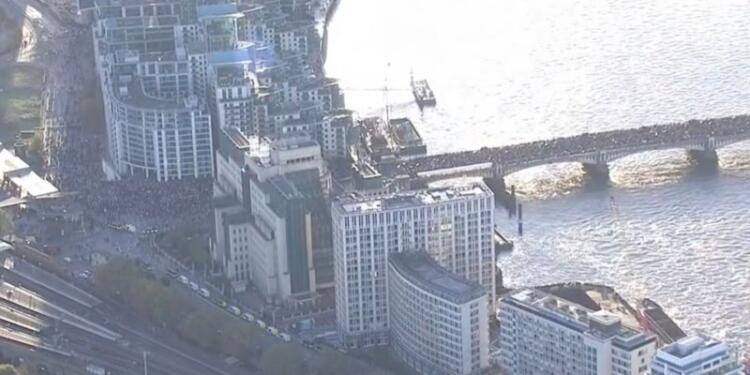 Londra’da on binlerce kişi Filistin’e destek için yürüdü