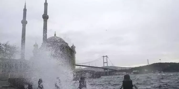 İstanbul ve İzmir’de fırtına ulaşımı vurdu