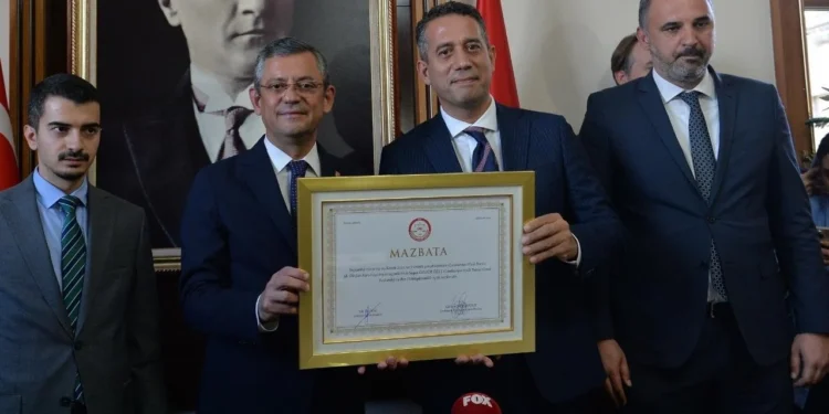 CHP Genel Başkanı seçilen Özel mazbatasını aldı