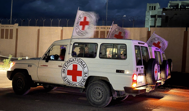 Hamas 10 İsrailli rehineyi serbest bıraktı