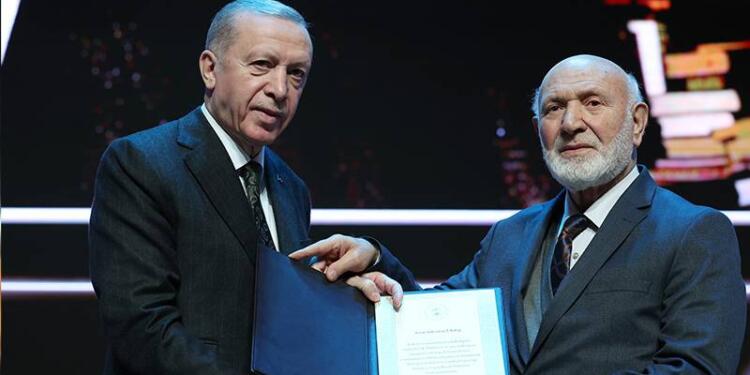 Erdoğan, ‘evlatlıkla evlenilebilir’ diyen Uludağ’a ‘bilim’ ödülü verdi