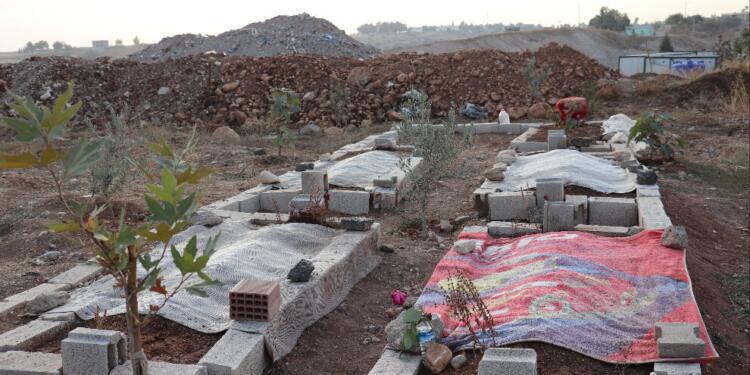 Depremde hayatını kaybedenlerin mezarına moloz taşındı!