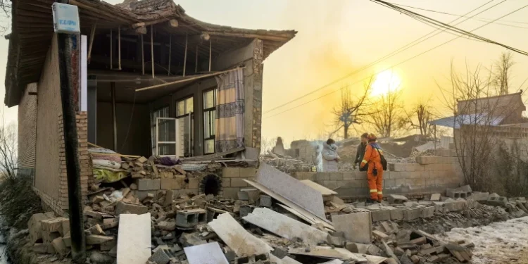 Çin depremi: Kurtulanlar ve enkaz altında kalanlar -15 derece yaşam mücadelesi veriyor