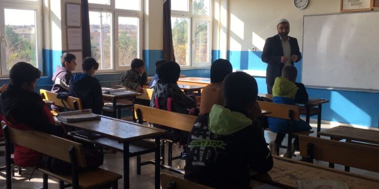 ÇEDES yayılıyor: İmam ve müezzinler ilkokul, ortaokul ve liselerde derslere girdi