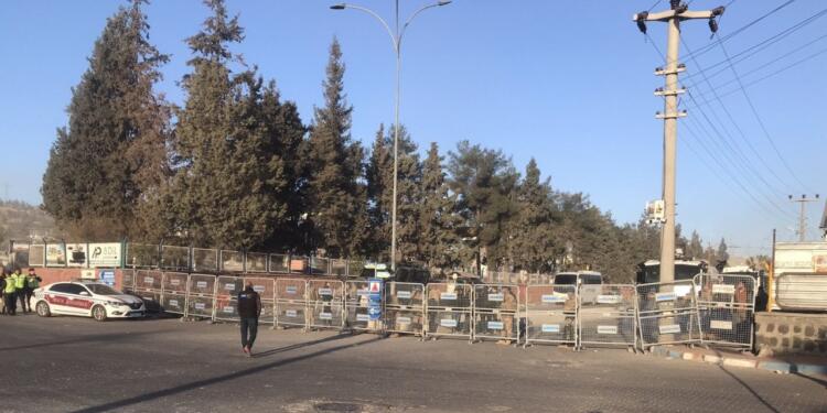 Jandarma Özak Tekstil işçilerini fabrika önüne sokmamak için barikat kurdu