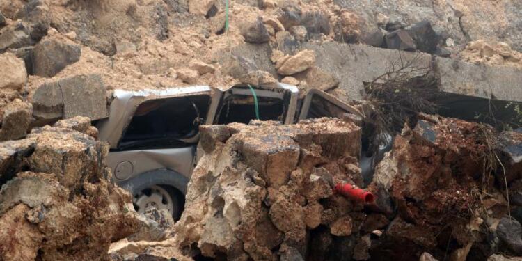 Sağanak yağış yolları çökertti