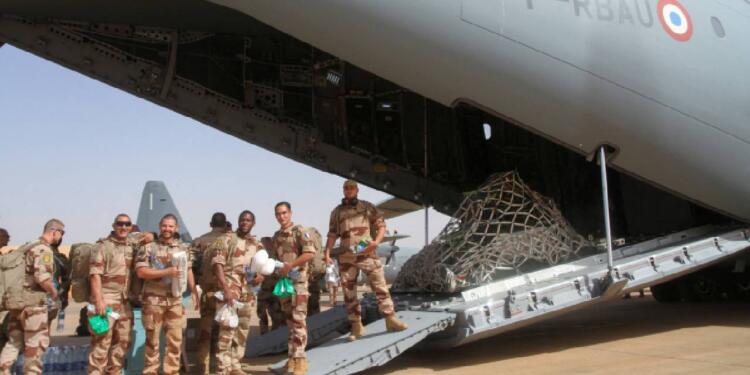 Nijerliler son Fransız askerinin gidişini kutladı