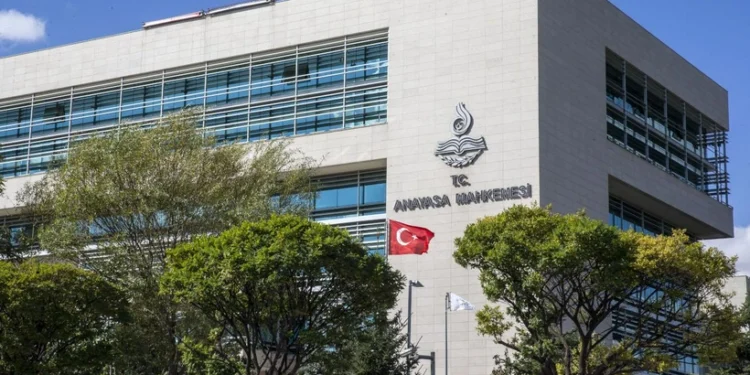 AYM ‘Örgüt üyesi olmamakla beraber örgüt adına suç işleyen’ fıkrasını iptal etti