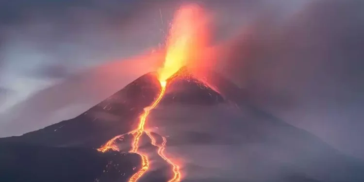 Marapi Yanardağı yeniden patladı