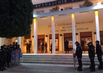 Adana’da CHP’li Belediyeye baskın: 10 kişi gözaltına alındı