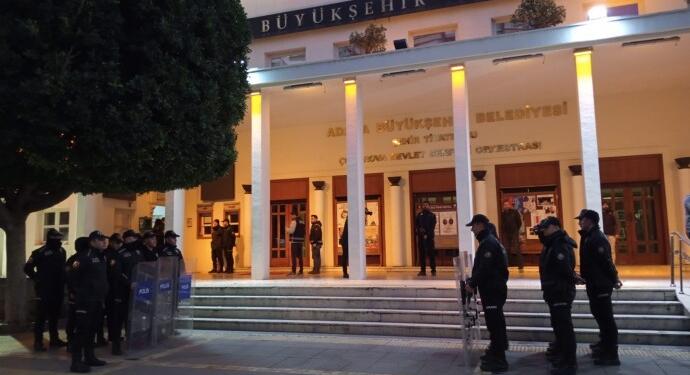 Adana’da CHP’li Belediyeye baskın: 10 kişi gözaltına alındı