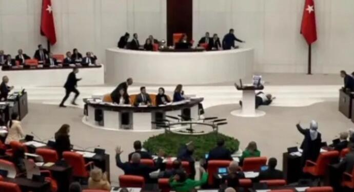 Saadet Partisi vekili Meclis kürsüsünde kalp krizi geçirdi