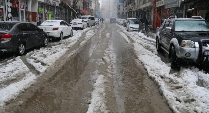 Colemêrg’te kar yağışı yolları ulaşıma kapattı