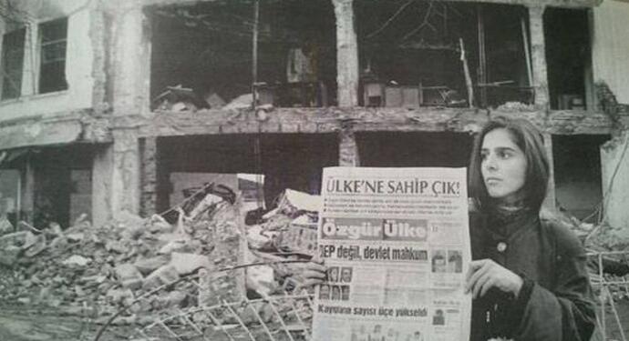 29 yıl önce bombalanan Özgür Ülke’nin bayrağı yere düşmedi!