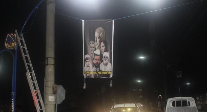 Manisa’ya Kürt büyüklerinin pankartı asıldı