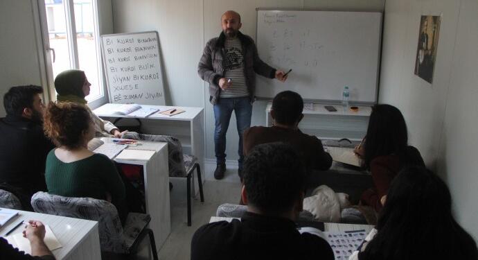 Kürtçe kursları konteynerlerde yeniden başladı