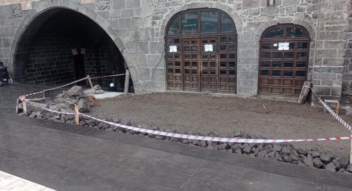 Bin 400 yıllık camiye kazı tahribatı