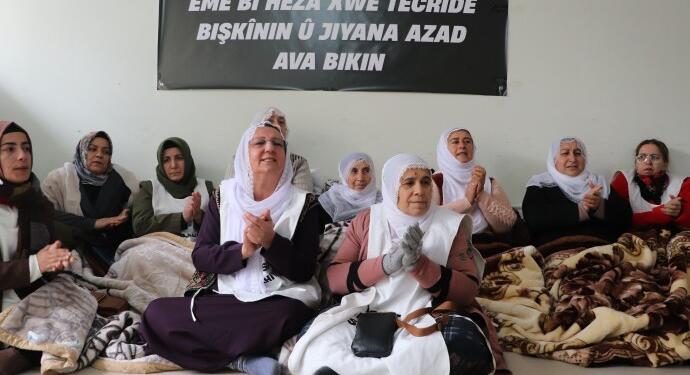 Adalet Nöbeti’ndeki tutsak yakınları İmralı’ya yeni yıl kartları gönderdi