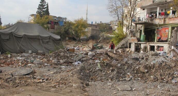 Deprem olduğunda çadırda; deprem olmadığında ağır hasarlı evdeler