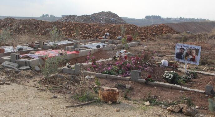 Semsûr’da yıkılan yapıların molozları mezarlığa dökülüyor
