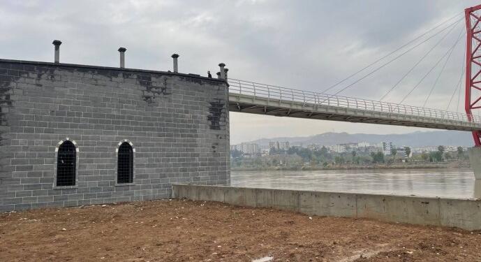 Kayyımların milyonlar harcadığı köprü bitmedi, kafeler su sızdırıyor