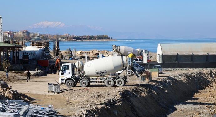 Wan Gölü’nde talan: Sahile kaçak bina yapılıyor, göl dolduruluyor