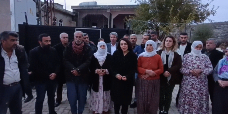 HEDEP’li Kaya trafoları sökülerek 20 gündür elektriksiz bırakılan köyü ziyaret etti