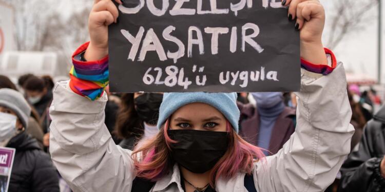 Kadınlar özgürlüğe kenetlendi